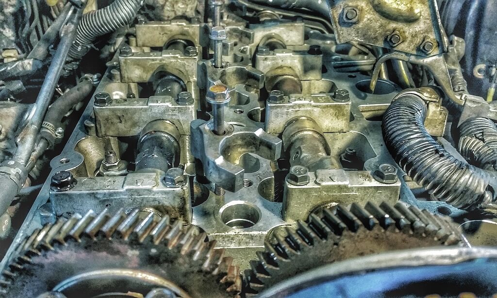 engine with exposed camshaft assembly